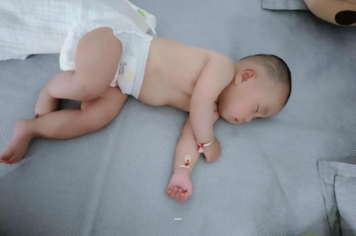 昭通宝宝胳膊上起红疙瘩